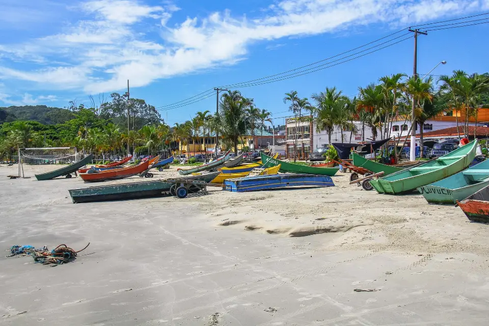 Barcos de pesca coloridos na areia da Praia do Perequê, no Guarujá