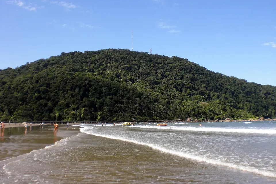 Praia do Forte, no Canto do Forte em Praia Grande, com o morro coberto de mata