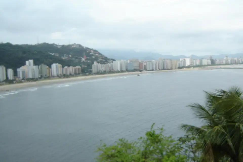 Praia do Itararé, em São Vicente, vista do alto com a orla e os prédios