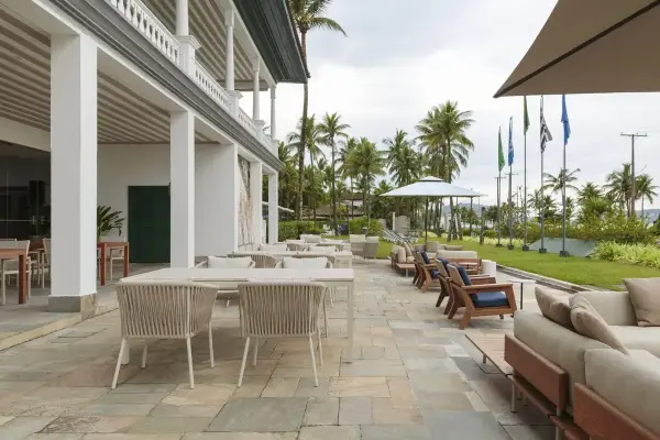 Varanda em estilo colonial do Casa Grande Hotel com vista para os jardins