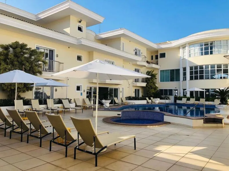Solário com espreguiçadeiras e ofurô do Hotel Doral Guarujá