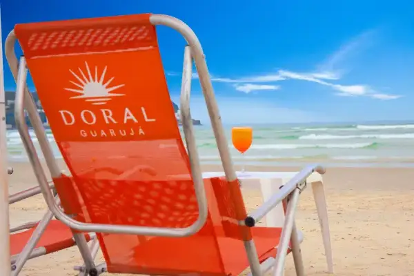 Cadeiras e guarda-sol na areia da Praia da Enseada