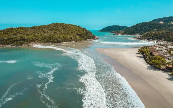 Vista aérea da Praia de Pernambuco, no Guarujá