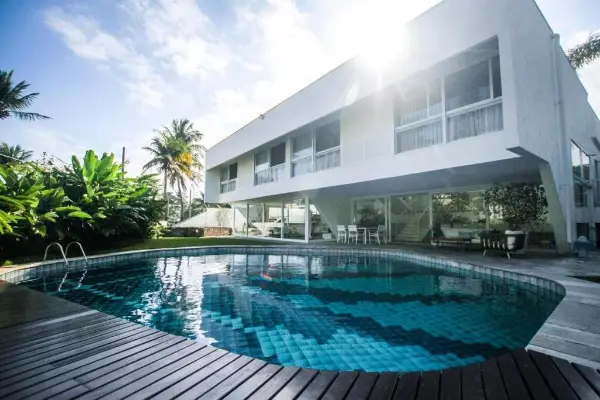Piscina ao ar livre com deck de madeira e jardim tropical do Savay Hotel Boutique, na Praia de Pernambuco