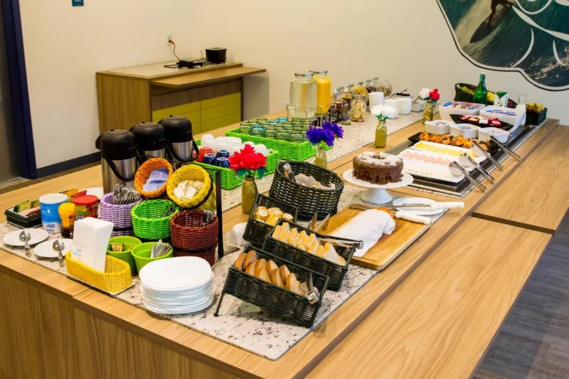 Café da manhã e refeições do Delphin Surf Hotel