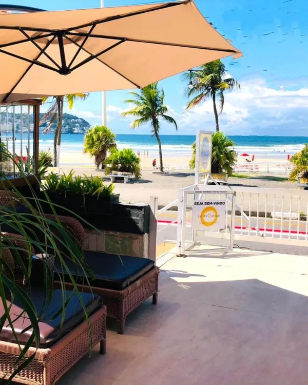 Terraço de frente para a Praia da Enseada no Costa Maris