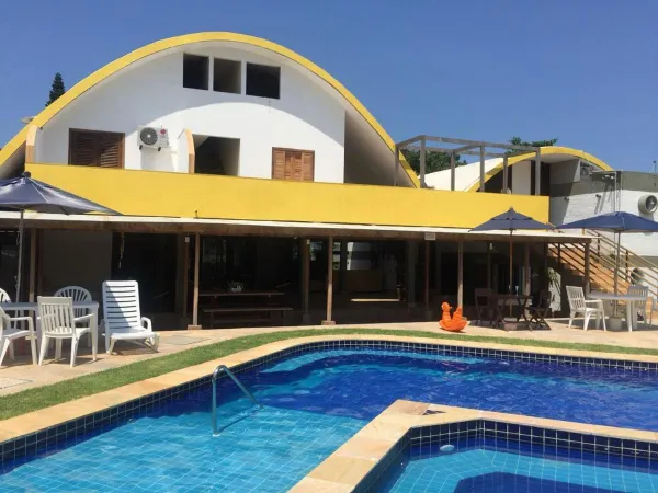Piscina de pousada com jardim tropical em Pernambuco, no Guarujá
