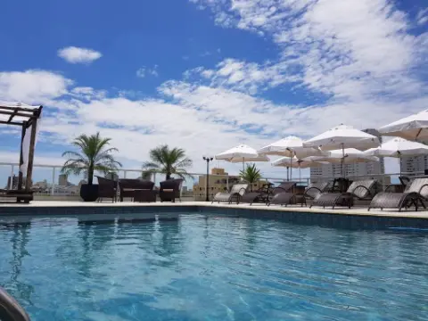 Don Marco's Hotel: piscina com espreguiçadeiras
