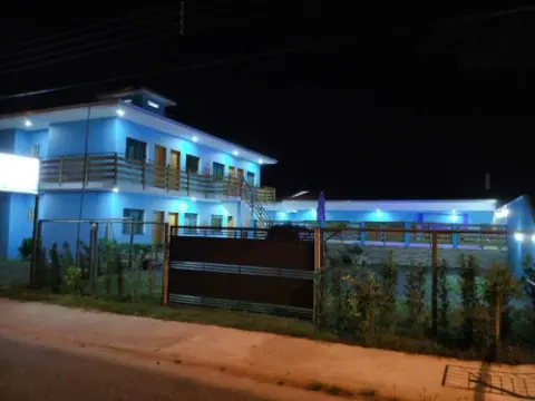 Energia do Vento Pousada: fachada iluminada