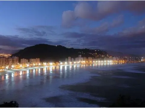 Flat Itararé Tower: vista noturna da baía
