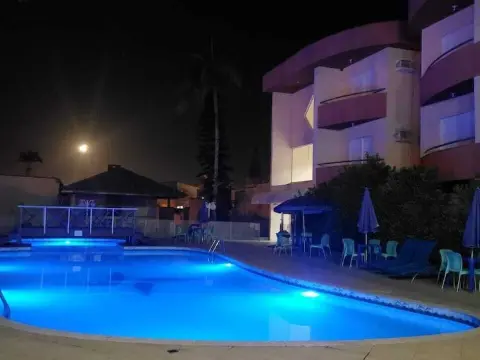 Hotel Clube Azul do Mar: piscina iluminada à noite