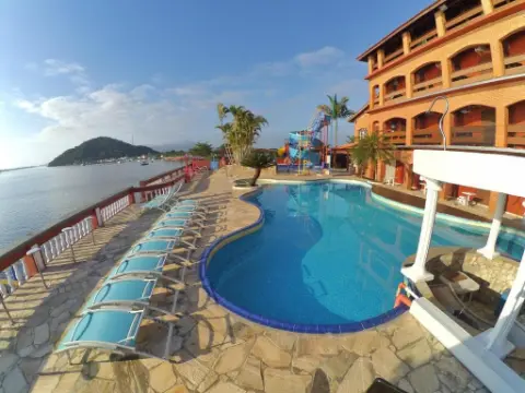 Hotel Marazul Cananéia: piscina com vista para o mar