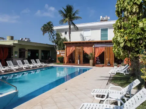 Hotel Vicino al Mare: piscina com espreguiçadeiras