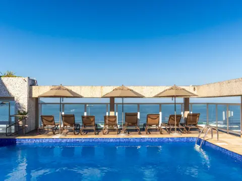 Parque Balneário Hotel by Castelo Itaipava: piscina na cobertura com vista para o mar