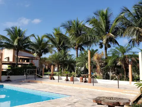 Pousada Atelier Aly da Costa: piscina entre palmeiras