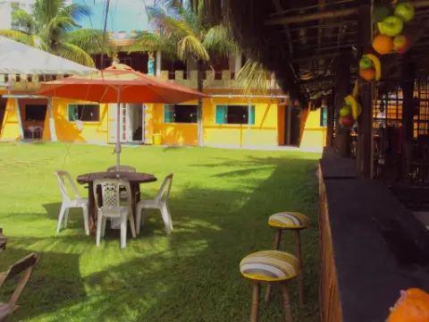 Pousada Dolce Vita: jardim com mesas