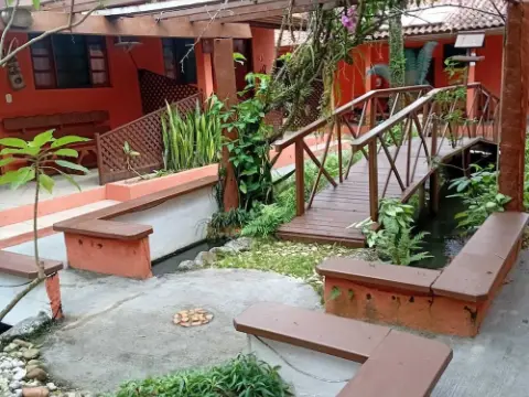 Pousada Gaivotas: jardim com ponte