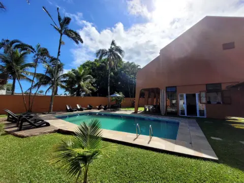 Pousada Ponta dos Corais: piscina e jardim