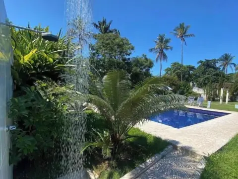 Pousada Vila Novo Tempo: piscina entre palmeiras